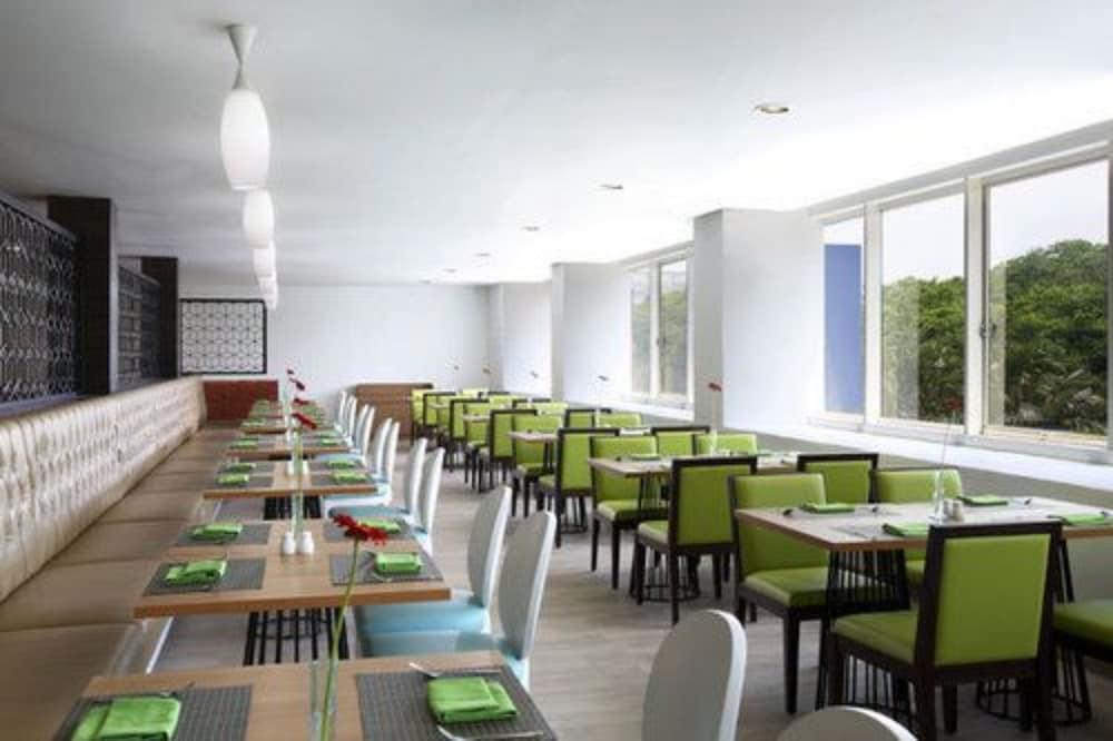 ג'קרטה Hotel Santika Kelapa Gading מראה חיצוני תמונה